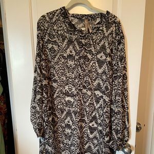 Pennington’s 5x black and white sheer tunic